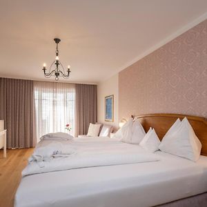 Zimmer mit Kingsize-Bett